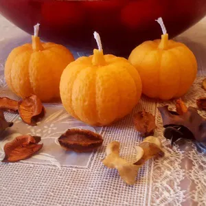 Zöld színű, vegán gyertya kis üvegben, természetes illóolajokkal.