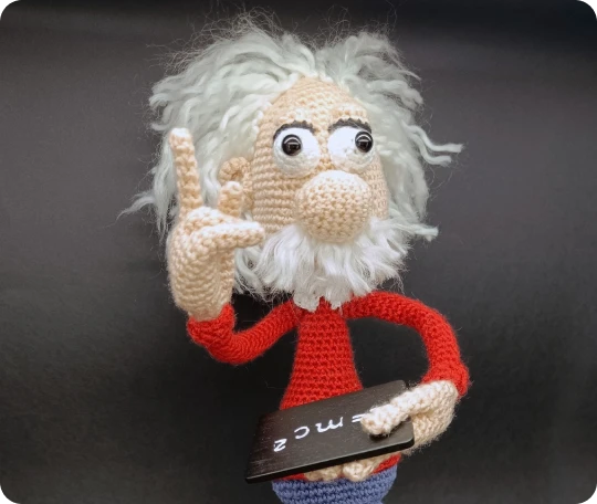 Horgolt Einstein figura piros pulóverben, táblával – ajándék fizikatanárnak