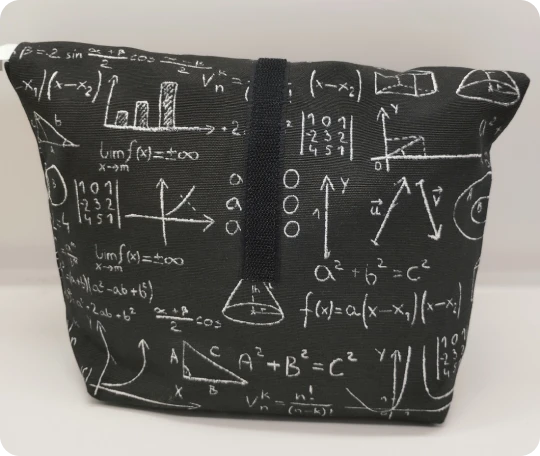 Fekete neszesszer matematikai képletekkel – ajándék matektanárnak
