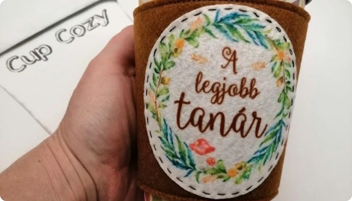 Kézzel készített bögrére húzható melegítő hímzett felirattal: A legjobb tanár